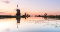 Kinderdijk molen zonsopkomst Holland water reflectie roze