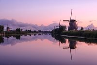 Kinderdijk molen zonsopkomst Holland water reflectie roze